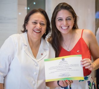 A senadora Fátima Bezerra e a vereadora Natália Bonavides segurando o diploma do mandato da vereadora.