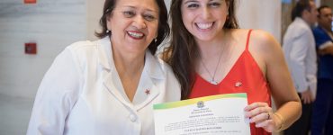 A senadora Fátima Bezerra e a vereadora Natália Bonavides segurando o diploma do mandato da vereadora.